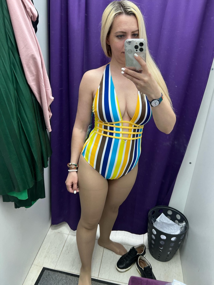 Красивый купальник, хорошо стройнит в области отсутствующей талии😅 Не очень плотный, но в целом неплохо. Просто вместе с ним мерила намного плотнее, поэтому есть, с чем сравнить. Попа закрытая. По размеру мне показался он все таки немного большеват, но надеюсь регулировать с помощью завязок на шее.