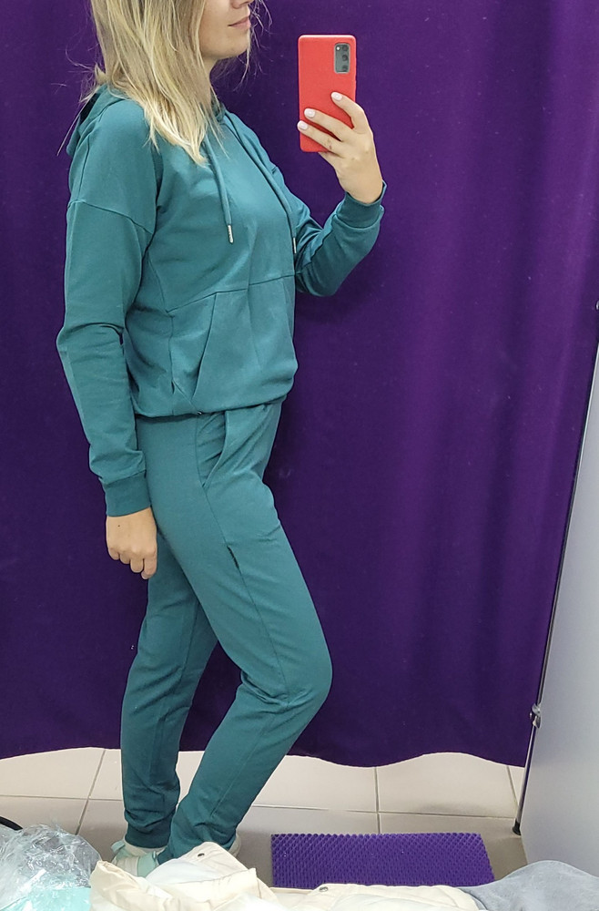 Девочки! Какой цвет, изумрудный 🥰! Давно такой искала- под цвет глаз. Понравилось качество ткани. Она не толстая, костюм не для зимы. На рост 164см длина штанин и рукавов отличная! На 92-72-92 размер s сел лучше, чем М (мне оказался большой-заказывала в другом цвете). За 1200р- это подарок 👌