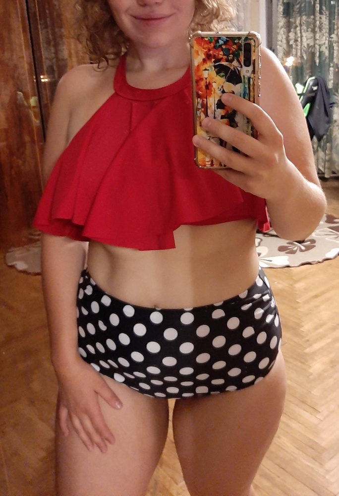 Понравился, выкупила, давно искала купальник с рюшечками сверху, но при этом чтобы и грудь не вываливалась, а в основном именно такие модели попадались, а тут ещё и сзади верх красиво сделан, крест /на крест, трусики высокие, скрывают животик у кого есть, цвет выигрышный, до этого мерила розовый, но как то сливался с кожей, не взяла, а тут можно к трусикам подобрать другой верх всегда при желании, как и наоборот.