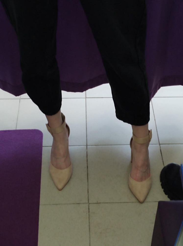 Я просто влюбилась в эти туфли 😍 испытать их получится еще не скоро, но уверена что все будет отлично) на свой 39.5 взяла 40 и не прогадала, сели идеально. Только единственное - они на крупную ножку, а у меня более тонкая, поэтому в пятке видно что не совсем облегает. Но, думаю, после целого дня ходьбы на каблуках мои ноги опухнут, так что буду счастлива что в пятке они сидят не в обтяг))
Сами по себе туфли отличные, прекрасного качества, до меня их никто не носил. В комплекте шёл пыльник и даже целых две ложечки