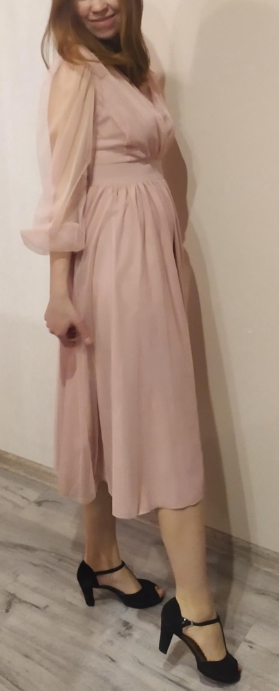 Платье очень приятное и максимально милое, в нем как зефирка) на 100/74/100 размер 48 только только, на рост 180 полоска ткани, которая должна быть на талии, как это на фото и видео моделей, у меня находится под грудью, поэтому платье подойдёт беременным, как я) Только с размером нужно попасть. Длина платья подходящая даже на мой рост - до середины икры. Единственное, что не доработано - на боковых швах фатин чуть короче основной ткани, но это в образе не заметно. По цвету, я заказала пастельно-розовый, но пришёл как будто пудровый. Либо как нужно, просто в жизни выглядит ярче.