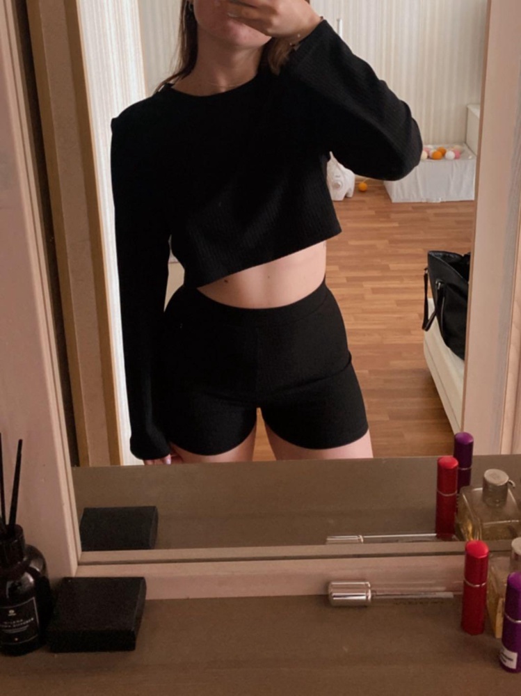 Костюм просто идеальный! Очень красиво сидит) Заказала его для танцев и что очень важно - в нем безумно удобно, тянется и ткань приятная)