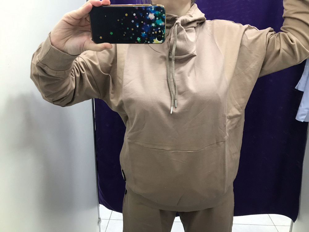 Костюм сшит хорошо, ткань приятная, тонкая. Костюм идет в размер , не маломерит, учитывайте при заказе. Минус за выгоревшую кофту. Жалко , что приходит товар с очевидным браком, для компании которая учитывает процент выкупа и взимает деньги за возврат - НЕДОПУСТИМО! 