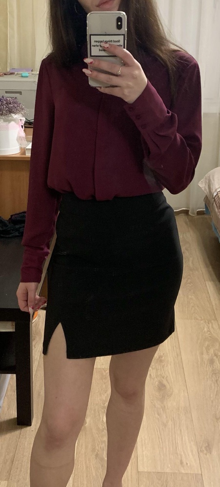 Отличная юбка, понравилось как смотрится. Подкладки нет, ткань хорошая, но тонкая. Сначала заказала размер xs, т к ношу его в жизни и он подходил по размерной сетке (фото 3 и 4). На параметры об 86 и от 62 xs оказался очень тесным, в ней хорошо и красиво только стоять, если ходить, то сильно задирается. Решила перезаказать на s (фото 1 и 2), понравилось гораздо больше, комфортнее сидит и при ходьбе не задирается. Поэтому считаю, что юбка маломерит. 