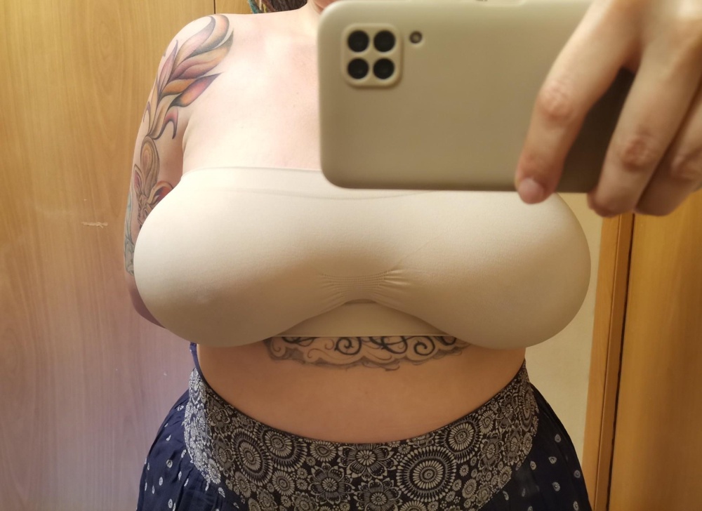 Долго решалась заказывать ли, всё-таки размер указан 50, а у меня 56. Обхват груди 120 см. (90GG) и топ держит. Естественно, ждать, что он поднимет грудь до ушей и будет её там держать, - бессмысленно, но у него и нет такой задачи. Под одежду на тонких лямках самое то. Приятный и на ощупь, и во всех остальных отношениях.