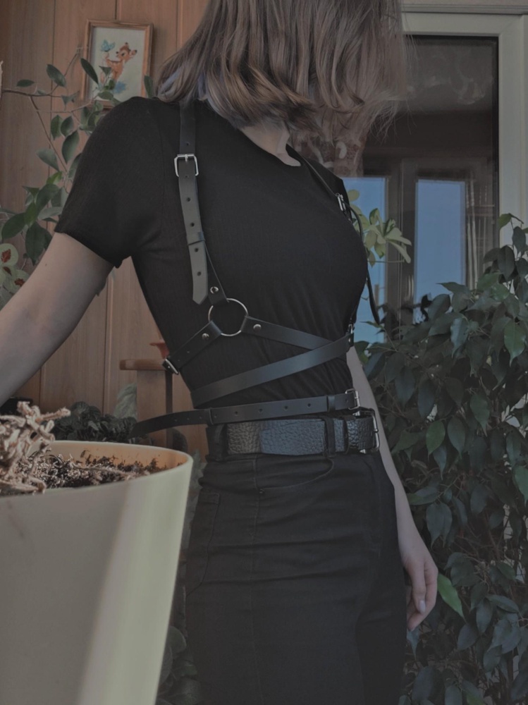 Брали три портупеи для выступления, девочкам очень понравились (да и товарищам по группе тоже, что уж таить). На рост 173, ОГ95 ОТ73 подошел 44-48 размер