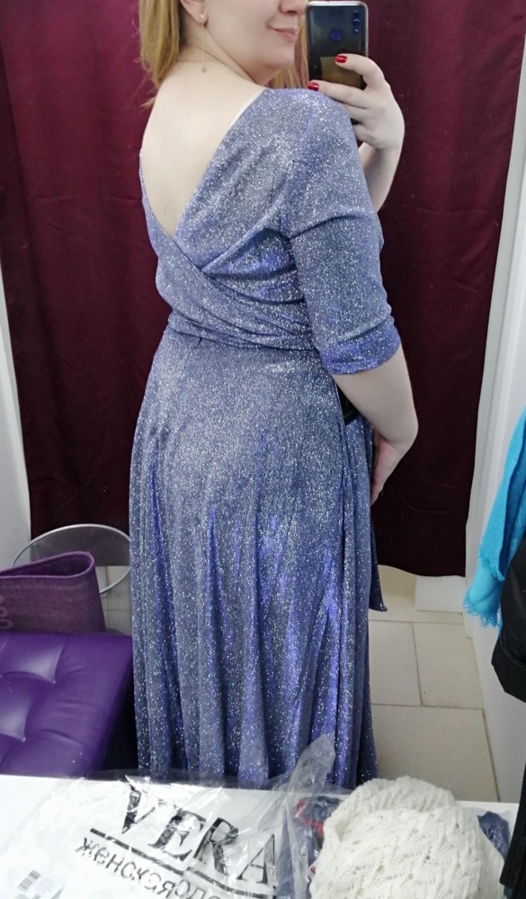 Восхитительно красивое платье
 Тяжёлое, красиво струится
Но так нещадно сыпятся блёстки