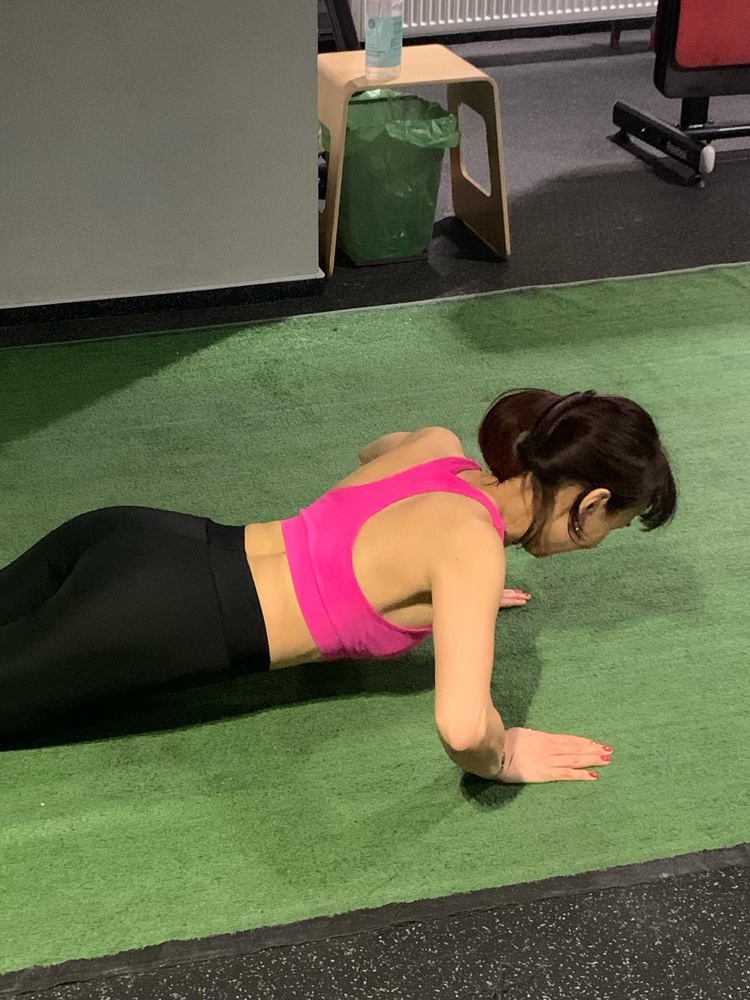 Отличный ! Мягкий , в области груди вставочки поролоновые , можно без бюстгальтера тренироваться .. ткань не стекло .. как микрофибра .. потела на занятиях - хорошо отладил Влагу .. Благодарю производителя .. 