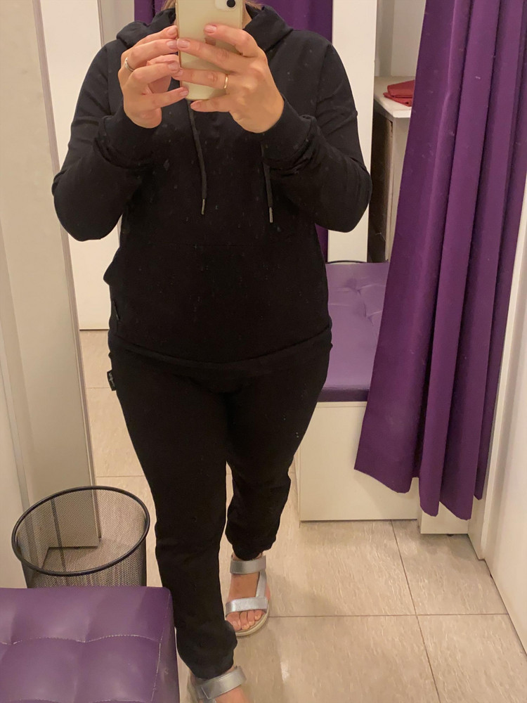 Идеально, и фасон, и материал, хлопок , хорошо тянется , длина на рост от 170 , на мой рост 165 длинноваты, но так как манжета есть, смотрятся хорошо , удобное худи, в брюках карманы, цена нереальная, взяла в зелёном и чёрном  цвете. Спасибо валдбериз и производителю 😊, посоветую подругам . Размер л на 46-48 хорошо, комфортно.