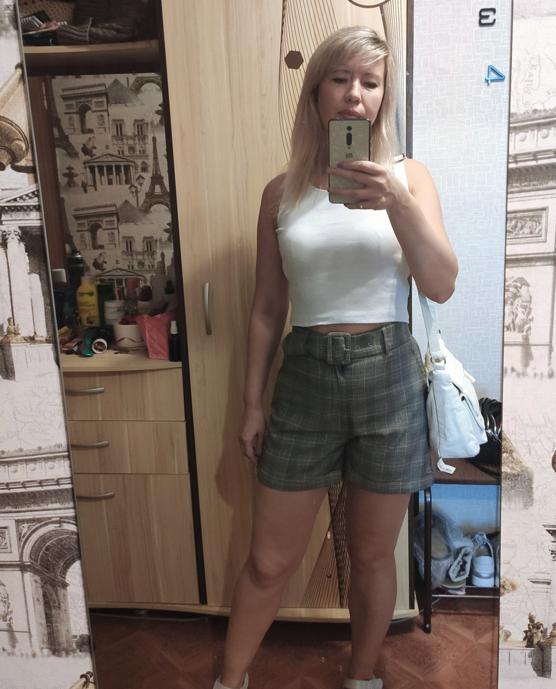 Топ мне понравился, хлопок, очень хорошо тянется. В белом цвете не просвечивает, длина выше пупка, как раз под высокие посадки! На полный 44 размер взяла  S, сел хорошо даже слегка свободно.