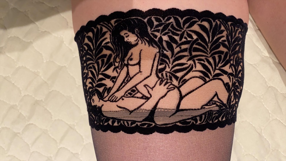 Качество чулок хорошее, тонкие как и должно быть. Рисунок испорчен не аккуратной строчкой, персонажи будто в луже. Судя по отзывам отшивают по разному, возможно  вам повезёт. Снимаю 2 ** именно за это. Чулки были куплены  из за оригинальной резинки, но увы...