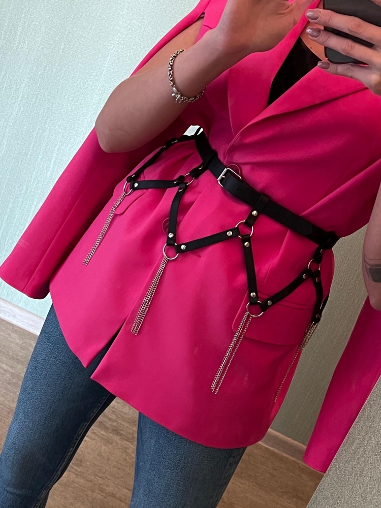 Красивая и качественная портупея. Не клеёнка. Возможно, если заменить одно кольцо (под пряжкой) на карабин, будет удобнее надевать. В целом все супер)))