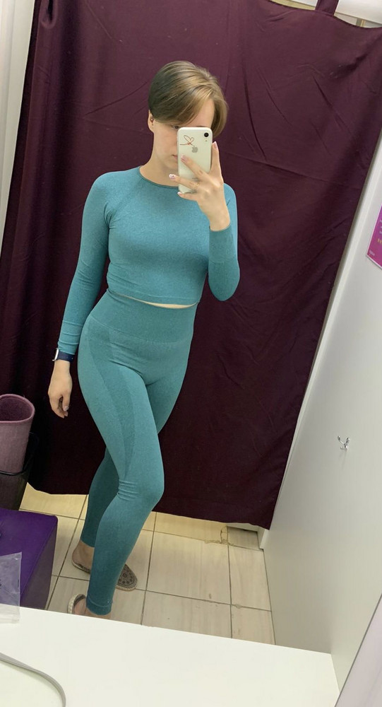 Костюм хороший, швы ровные, посмотрим как на деле будет. Материал верха более тонкий, чем материал легинц, не знаю у всех так или только у меня