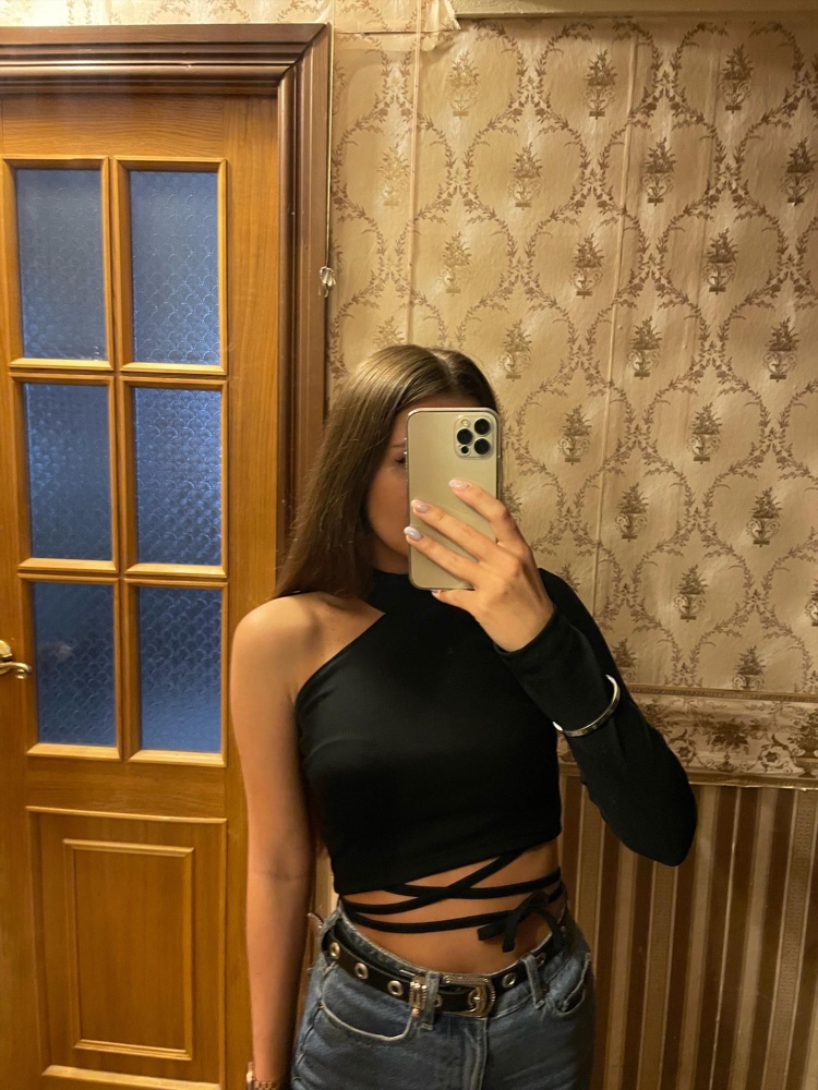 Классный топ 😍
Все подружки спрашивают, где я его купила и даже незнакомые люди подходят, чтобы спросить 😆
Ткань не просвечивает, идёт в размер 👍