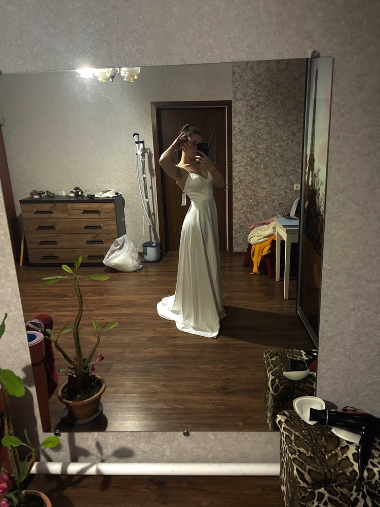 У меня нет слов !Я его надела и сразу поняла ,именно в нем я выйду замуж !Платье качественное и как по мне идеально село😍