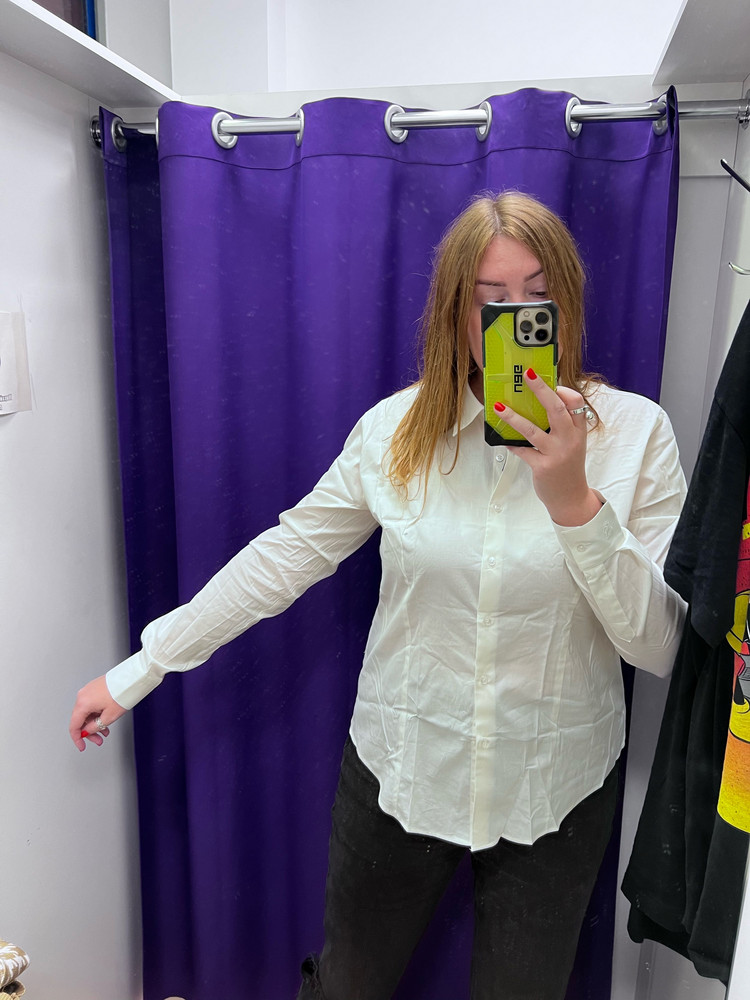 Рукава подходят на высокий рост (183см). Хорошо садится на большую грудь, нигде не раскрывается не перетягивает- идеально