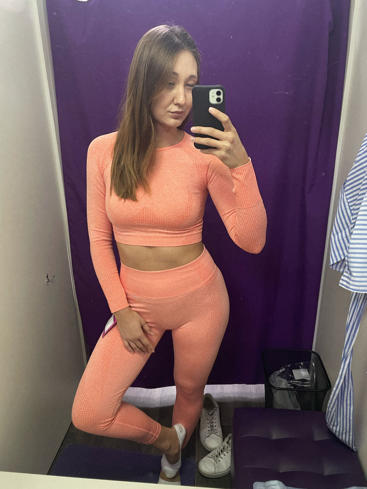 Взяла размер L на свой повседневный 46. Посадка хорошая, материал мягкий, приятный, достаточно плотный, не просвечивает. Швы и строчки ровные, ни одной ниточки не торчало) в общем, рекомендую к покупке