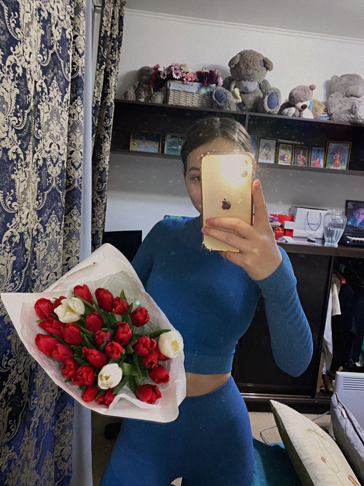 Цвет пришёл темно синий , хотя на фото он более сиреневый. Очень сильно обтягивает мой размер S , но заказала M чтобы точно все село. Но он мне оказался впритык😅 Поэтому лучше заказывать на размер больше