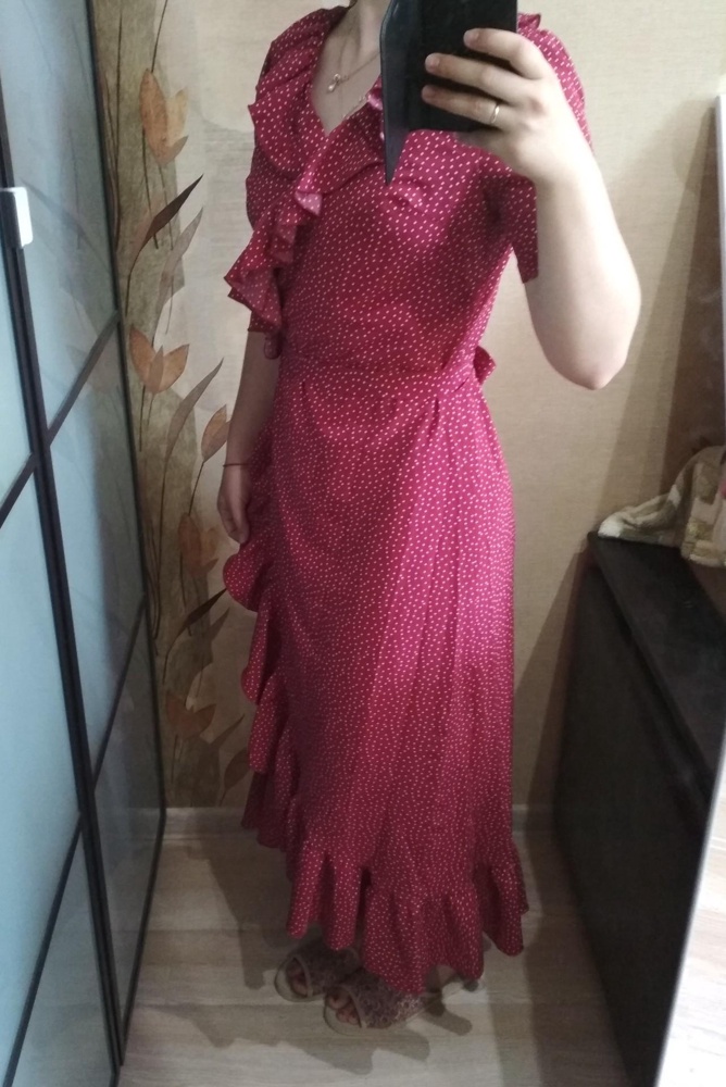 Отличное платье. Только не могу понять с размером. На мне M-ка. Как будто топорщится в талии, или так и должно быть? Думаю о том, чтобы заказать ещё S и уже сравнить. Объемы: ОГ-88;ОТ-68;ОБ-98.