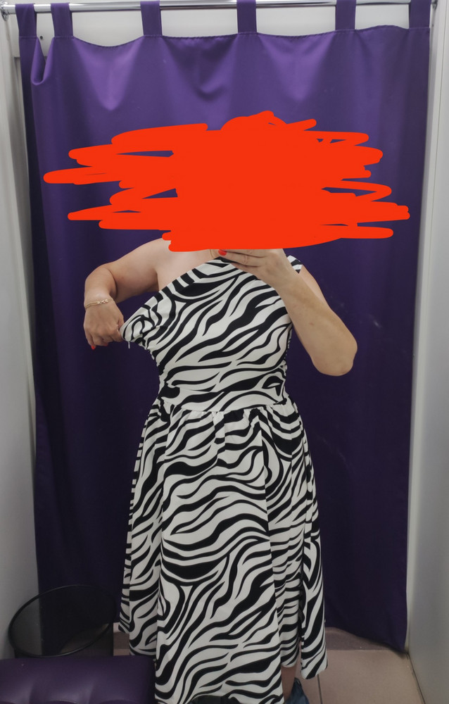 Платье хорошо сшито. Ткань плотная. На большую грудь лиф сядет лучше, чем на маленькую. Расцветка мне не идёт, однотонная по мне так лучше смотрится. Возврат из-за того что заказала 52 размер.