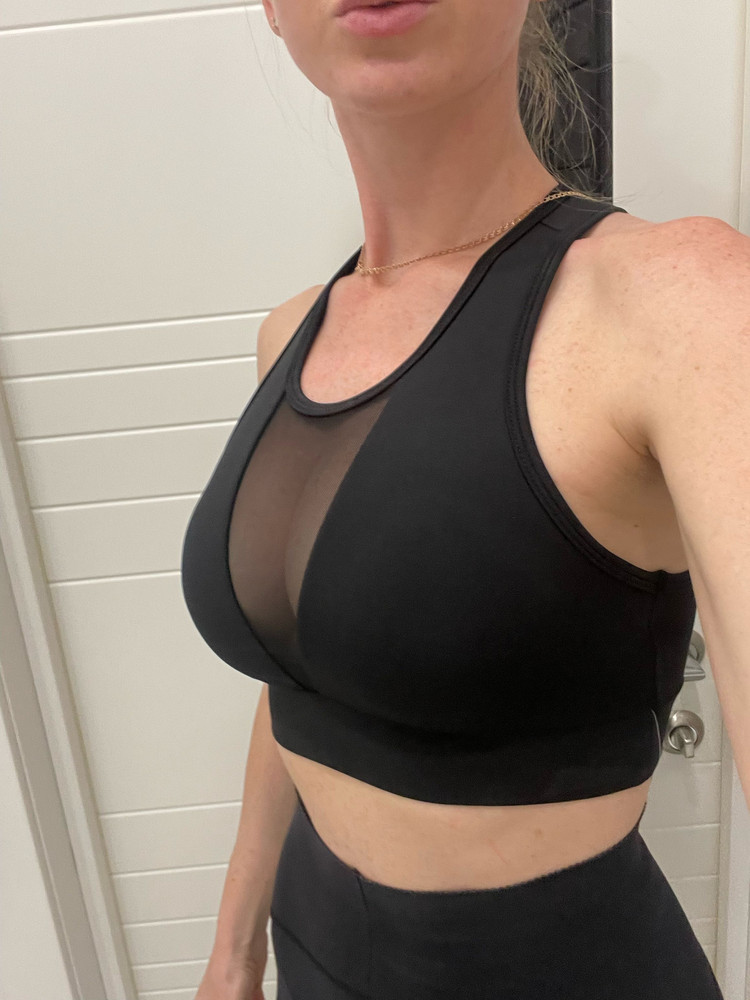 Топ огонь!! Очень секси , качество отличное ! Брала два размера на выбор, но на 70D подошёл XS, особо разницы между XS и S не заметила… даже наоборот, мне хотелось бы ещё потуже резинку , люблю когда прям плотно утягивает..но XS сидит комфортно, не давит. Топ не так сильно держит грудь как кажется, (все равно во время активных движений груди разбегутся)) для бега я бы его не рассматривала, все таки для этого существуют специальные спортивные топы с поддержкой. Но для силовых, растяжки, танцев и чего угодно другого-супер. Надеюсь со временем сеточка и резинка не растянется… захотелось скорее пойти заниматься ! Присмотрюсь к вашему бренду. Спасибо!