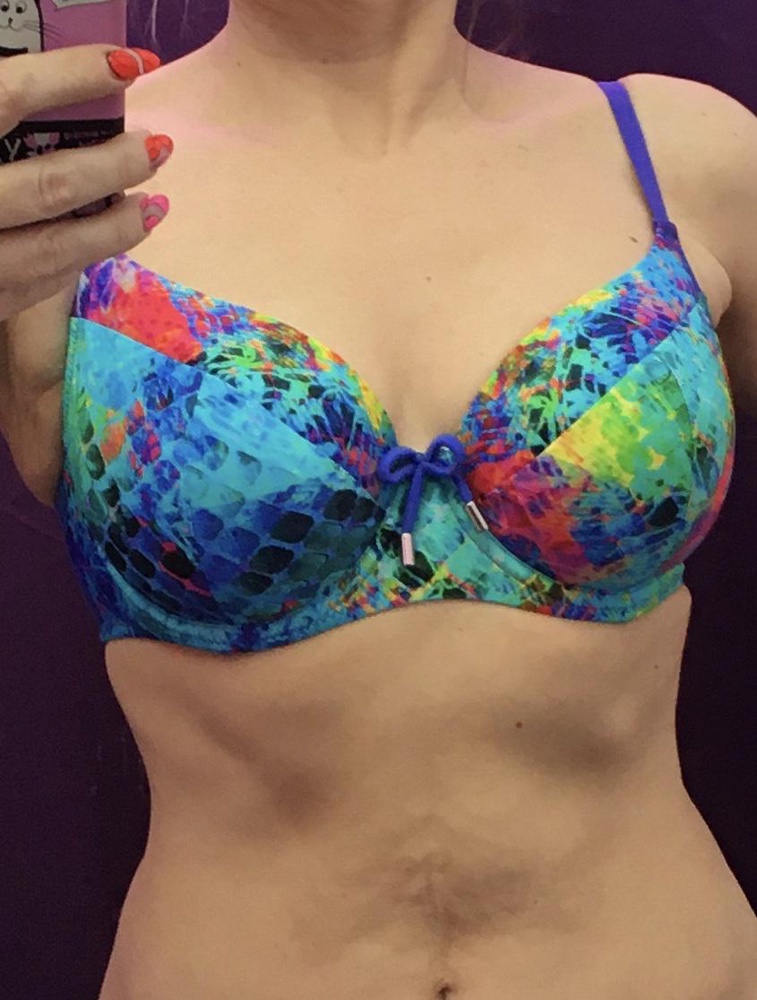 Очень нравится эта фирма, люблю её нижнее белье, бюст садится как вторая кожа и хорошо держит грудь. Мой р-р 75D , но в купальнике почемуто пришлось брать 75Е. Мерила две расцветки,трудно было определиться,взяла голубой. Оба красивые 👍