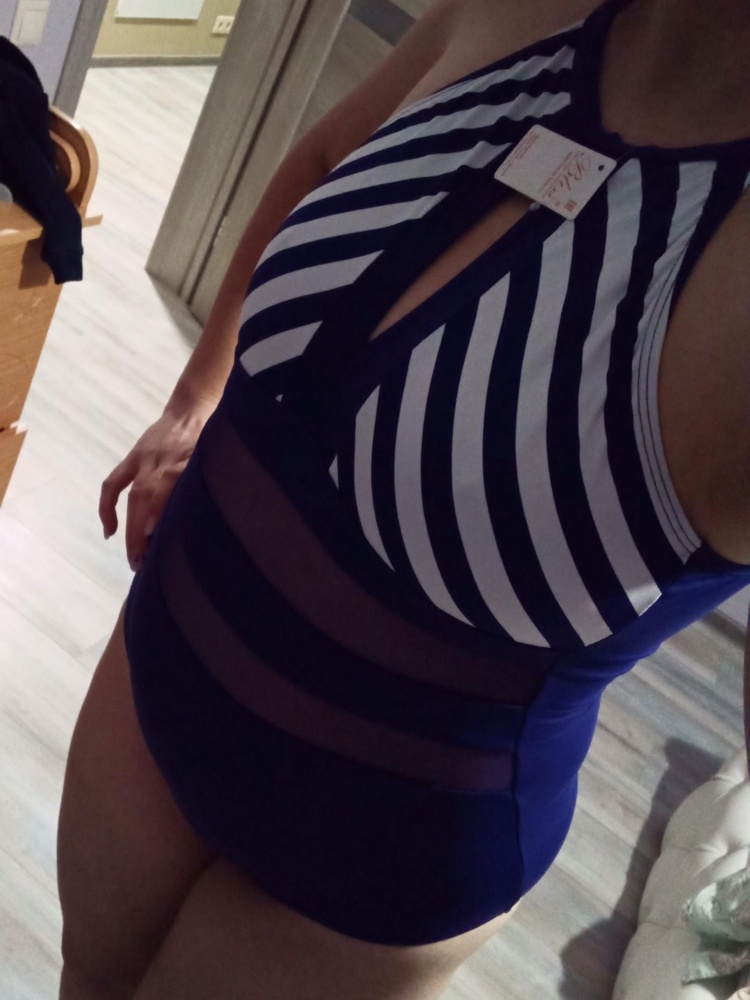 Купальник классный. Я сняла чашечки...хотя грудь у меня не большая, но без них смотрится лучше...в этом купальнике выгодно смотрится пятая точка....купальник не прикрывает всю попу как бабушкины труселя.....рекомендую. размер в размер.