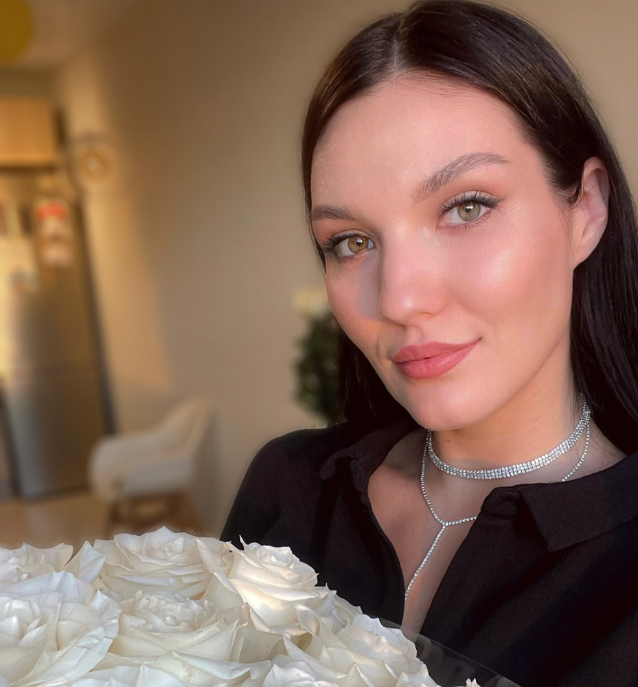 Пришёл чокер в красивой коробочке, все целое, камушки на месте☺️ Он так красиво блестит! Мне очень нравится, спасибо