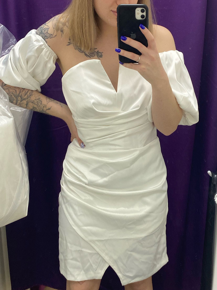 Платье хорошее, но я себя не дооценила, мне не подошёл размер, большое( Либо сетка немного тоже размерная не корректна, рукава не стоят, лежат и стоять не собираются, ткань не плотная, поэтому от них этого не ждите)) 165 94/72/97 мои параметры