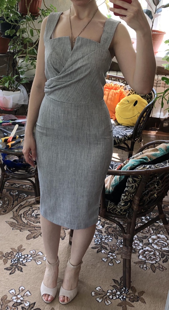 На параметры 88-62-93 взяла платье 42 размера. Село отлично, ткань приятная к телу. Пошив качественный, нитки нигде не торчат, все очень аккуратно. Единственное, что лямки великоваты, нужно будет сантиметра на 2 укоротить. На рост 159 см на пару сантиметров ниже колена.