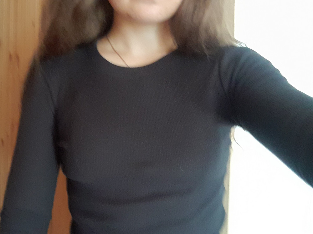 Хороший топ, но даже на маленькую грудь, размер 42-44 впритык, т.к. материал плохо тянется.В целом довольна, но лучше бы заказала посвободнее, надеюсь, при стирке чуть увеличится хлопок)