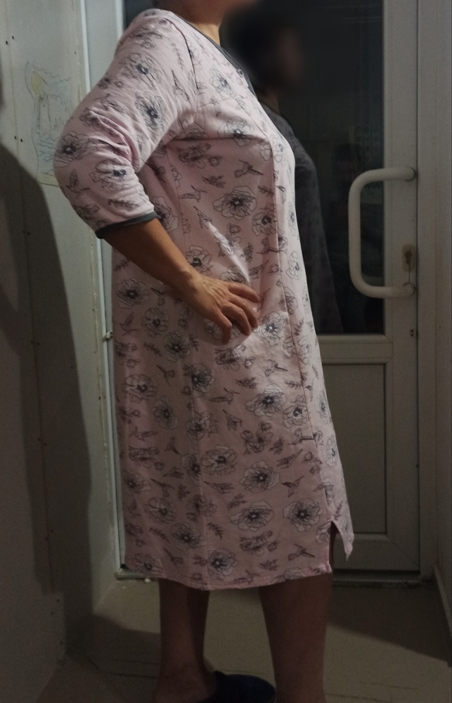 На размер 50 и рост 164 купила 54 размер и все отлично. Она не объемная в ширину, после стирки 58 см полуобхват в груди. В длину слегка подсела, ниже колена, после стирки 105 см. А вот рукав всего на 2 пальца закрывает локоть, хотя был 3\4. Для такой теплой сорочки хотелось бы, и было логично длинный рукав. Но не очень критично. очень уютная, тепло в ней, цвет нежный, после стирки не изменился. Рекомендую. Только берите на 1-2 размера больше