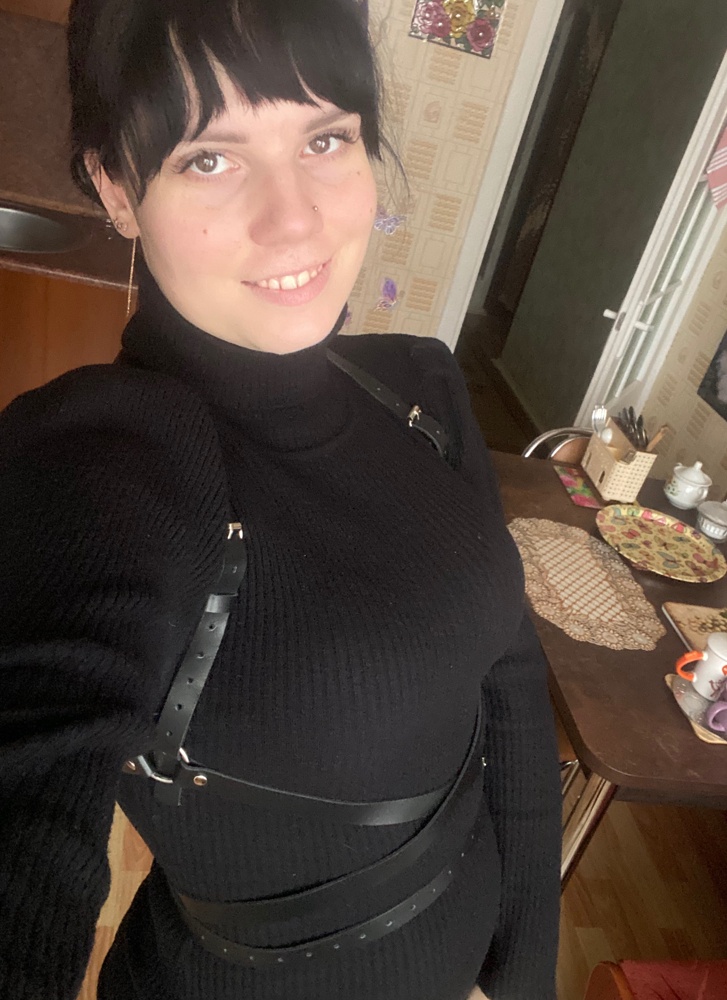 Портупея отличного качества, покупкой очень довольна! На свой размер 46/48 взяла 48/50, боялась, что будет маломерить. Села идеально, с большим запасом, значит можно смело брать свой размер.
Изнутри немного крошится, но это мелочи, крошки легко убираются.
Под платье, рубашку будет вообще здорово, мне кажется.