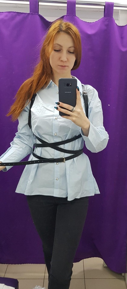 Натуральная кожа.  Выполнено аккуратно. Вся фурнитура закреплена ровно. По отзывам заказала на размер больше. Нужно немного перенести застежку, остальные части по размеру мне нормально