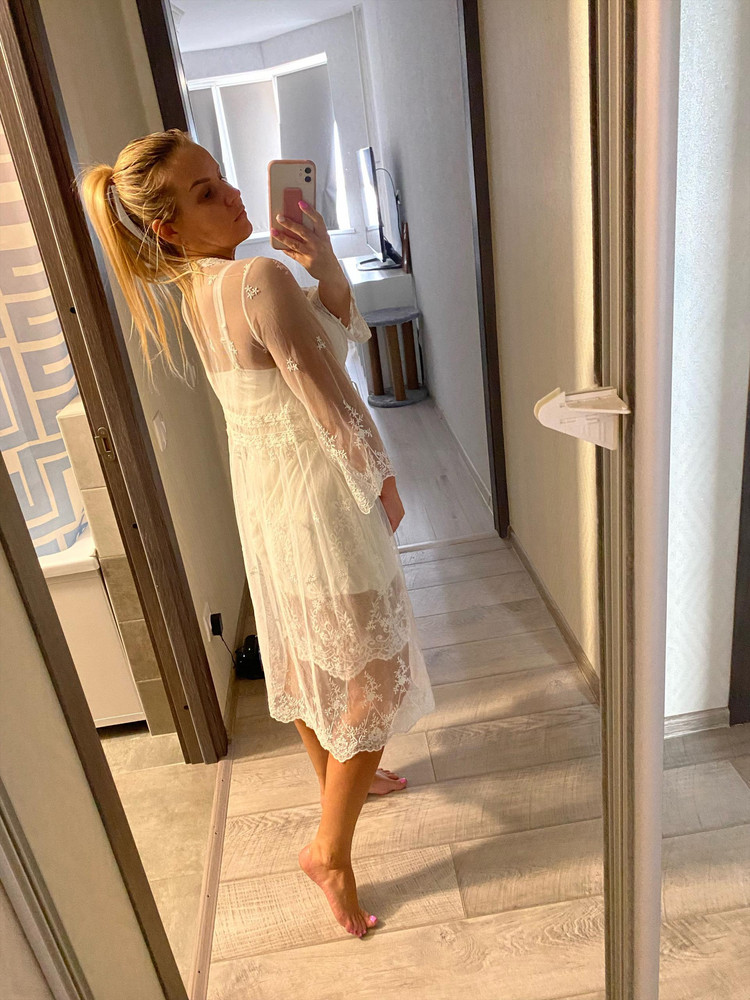 Очень красивый и качественный комплект.Ниточки почти нигде не торчат,сшито хорошо и без проблем.В комплекте ещё идут трусики стринги,думала выкину,а у них резинка такая хорошая,они налезли и очень даже хорошо смотрятся )хоть размер и единый идёт,думаю после 46-48 размера влезть будет проблематично.Я ношу 44,и сел очень хорошо!Спасибо продавцам !!!!