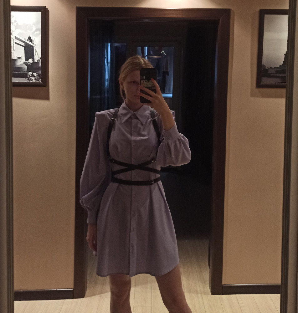 Очень хорошая портупея. Мягкая, приятная на ощупь искуственная кожа; изнаночная сторона нежная, так что скорее всего не будет натирать ткань и оставлять катышки. 

В жизни ношу размер s (мои параметры: 87-67-96), но взяла размер m, чтобы не было впритык. Скорее всего, s мне бы тоже подошел, но я взяла m с запасом и чтобы застежка была сбоку при застегивании (ну вот такие у меня приколы). Возможно, проделаю ещё пару отверстий, чтоб плотнее сидела с топиками, но с остальной одеждой сидит здорово. 

Универсальный аксессуар, можно носить с разной одеждой.