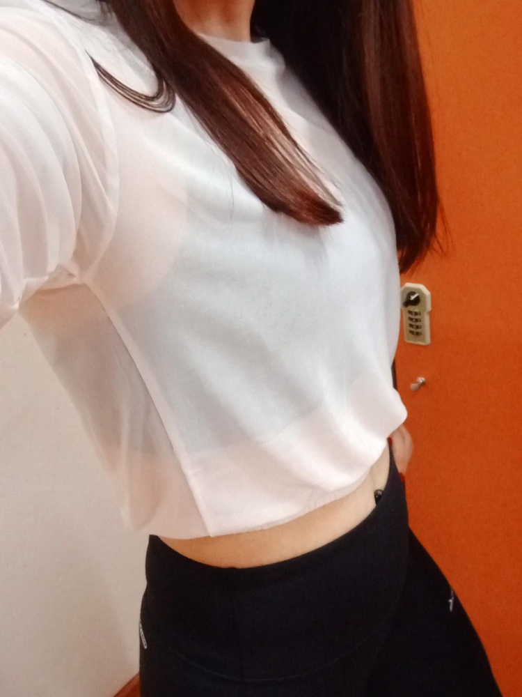 Хорошая штучка. Стильно смотрится. Для силовых тренировок    хорошо подходит, а вот для активного движения, думаю, будет не очень, т к это синтетика и в ней жарко.