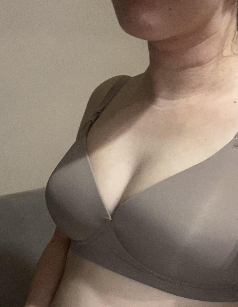 Бюстгальтер для кормления и беременных комфортный и удобный. Чашка гладкая и мягкая, не заметна под одеждой. Главное, что он нигде не давит, так как лифчик без косточек.