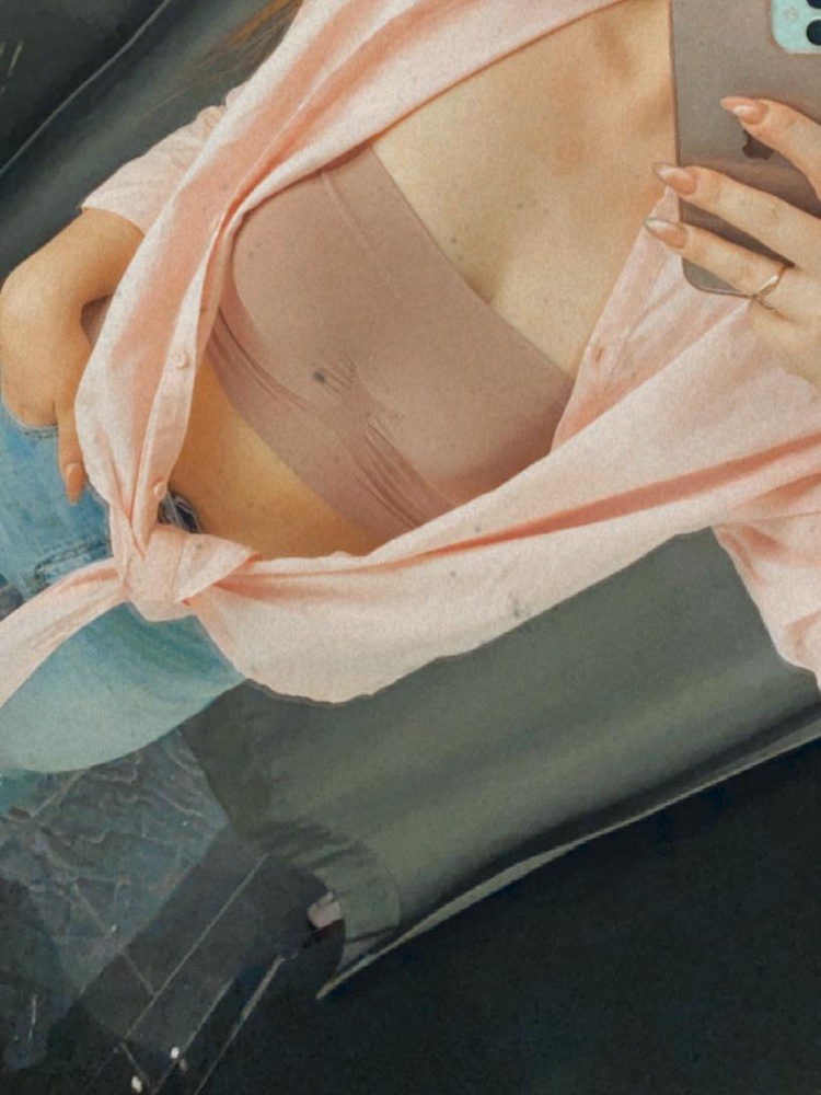 Топ шикарен,на размер 44-46 взяла L ,и не пожалела,не давит,не спадает.Я и наклонялась ,и приседала,все ок.Топик прошёл испытание,и лишь после этого пишу отзыв.ОГ 87 у меня.Закажу ещё в другом цвете.Спасибо!!!)