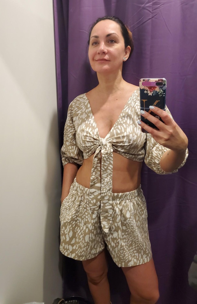 Конечно выкупила! К телу приятно , фасон свободный! В отпуске на море,на загорелое тело будет оригинально! На 44-46 взяла М.