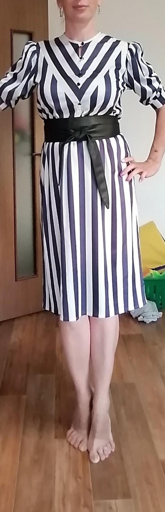 Хороший, видно что не натуральный, но мягкий и ввиде кушака, пояса отличный вариант