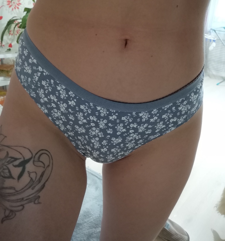 Трусики тоненькие. На об 98 см 98 размер немного свободный, но после стирки сели и получилось, что в самый раз. 
Минус в том что этикетка из жёсткого материала встрочена в шов. Ее не отпороть. При обрезании обычно такие этикетки колят кожу. 
