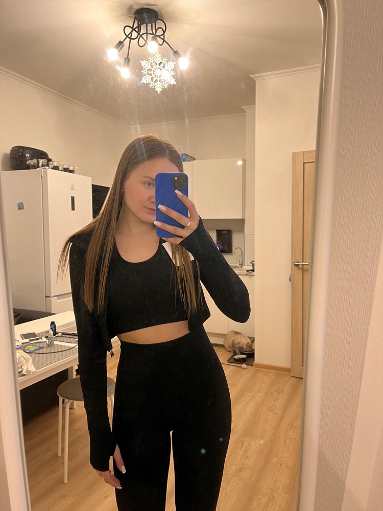 Девочки, это просто чудесный костюм!! Пишу отзыв спустя 5 тренировок. Смотрится он просто шикарно, удобные лосины, не просвечивают ни разу. Чуть чуть мне давит майка, но это не особо мешает, ещё в ней был огромный пушап, я его не люблю, поэтому сняла. Кофта вообще моя любовь, в ней конечно тренироваться жарковато, но если тренировки не очень интенсивные, то будет ок. Стирку тоже выдержал хорошо. Советую от всего сердца, в зале чувствуешь себя богиней))