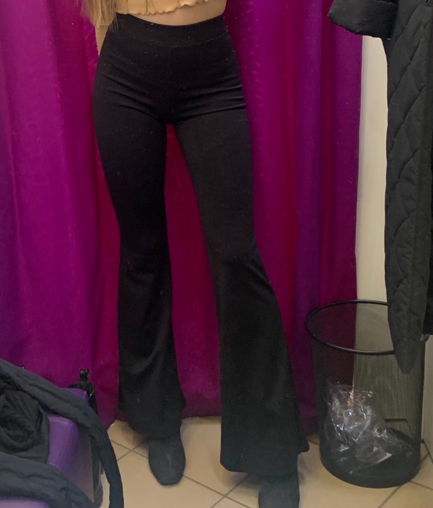 Классные брюки, ношу уже месяц, швы не расходятся 
Достаточно плотные 
На рост 166 будут почти до пола (2-3 см) 
Сначала были маловаты в ляжках, потом подрастянулись 
