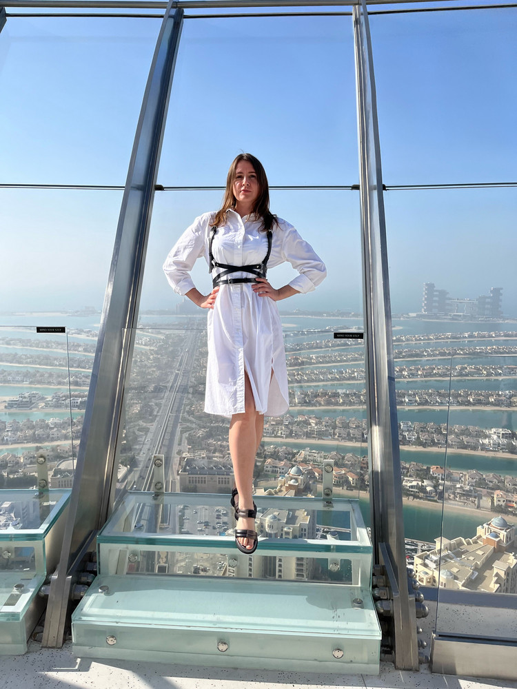 Классный аксессуар, который может поменять образ кардинально). Очень хорошо регулируется и подгоняется по фигуре. Покупкой осталась довольна)