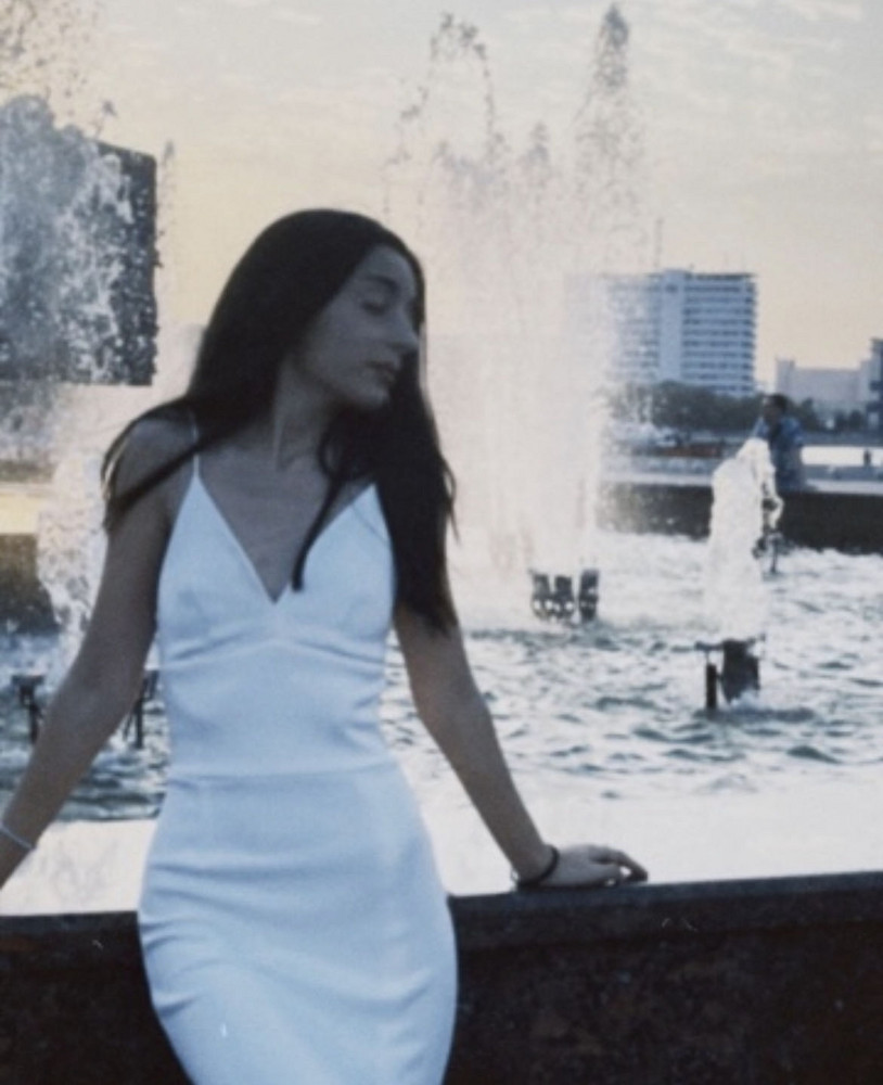 очень красивое и качественное платье. надевала и на выпускной и на прогулки обычные тоже подходит