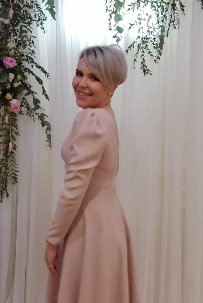 Супер нежное 👗 платье!
Брала на свадьбу сестры , и комплиментов получила большое количество 😃 
Вырез на спине шикарный , цвет 👍
Девочки платье на столько крутое , что скрывает все недостатки.
К покупке рекомендую 🌼🌼🌼