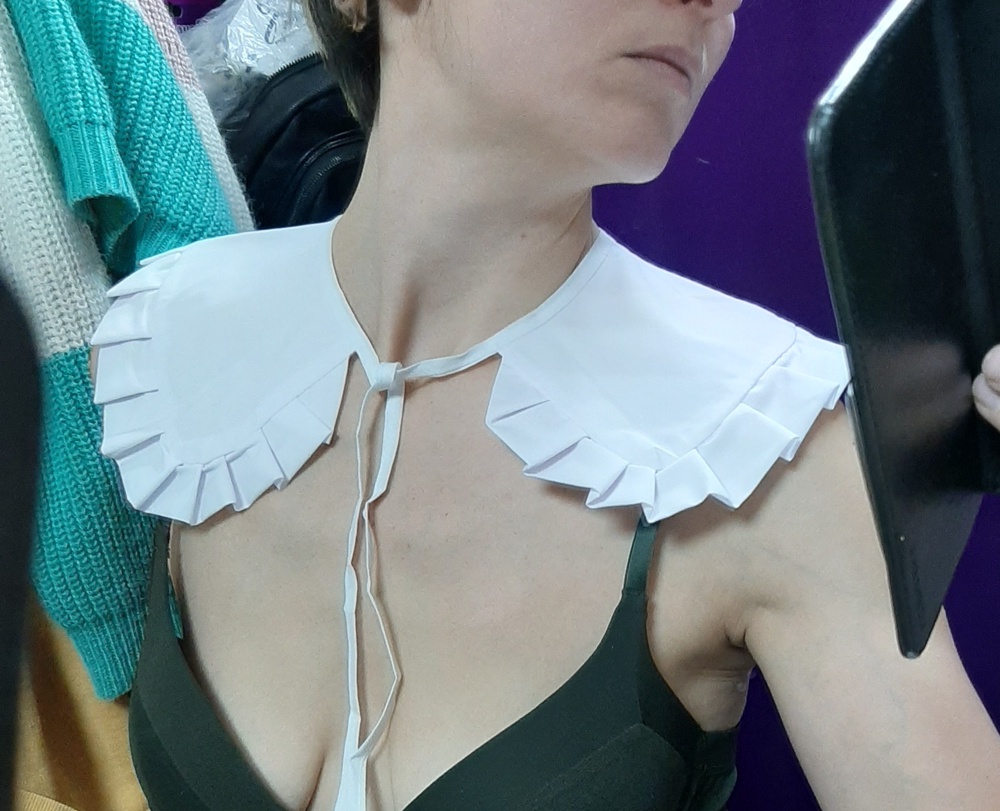 Не поняла, что с ним не так: то ли он больше на ребенка, то ли просто не сел. Если затянуть до конца, трет шею, если отпустить немного - как-то неаккуратно смотрится...Качество среднее, строчки кривоваты,но за такую цену нормально. 