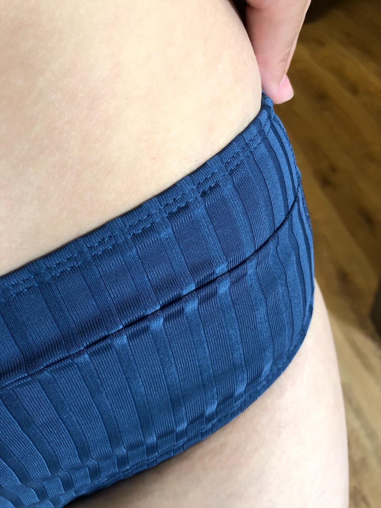 Это тот купальник который покажет грудь даже если её нету😍 очень удобный , ткань приятная к телу, швы не давят нигде. Идёт в размер, s максимум до 2 размера груди  