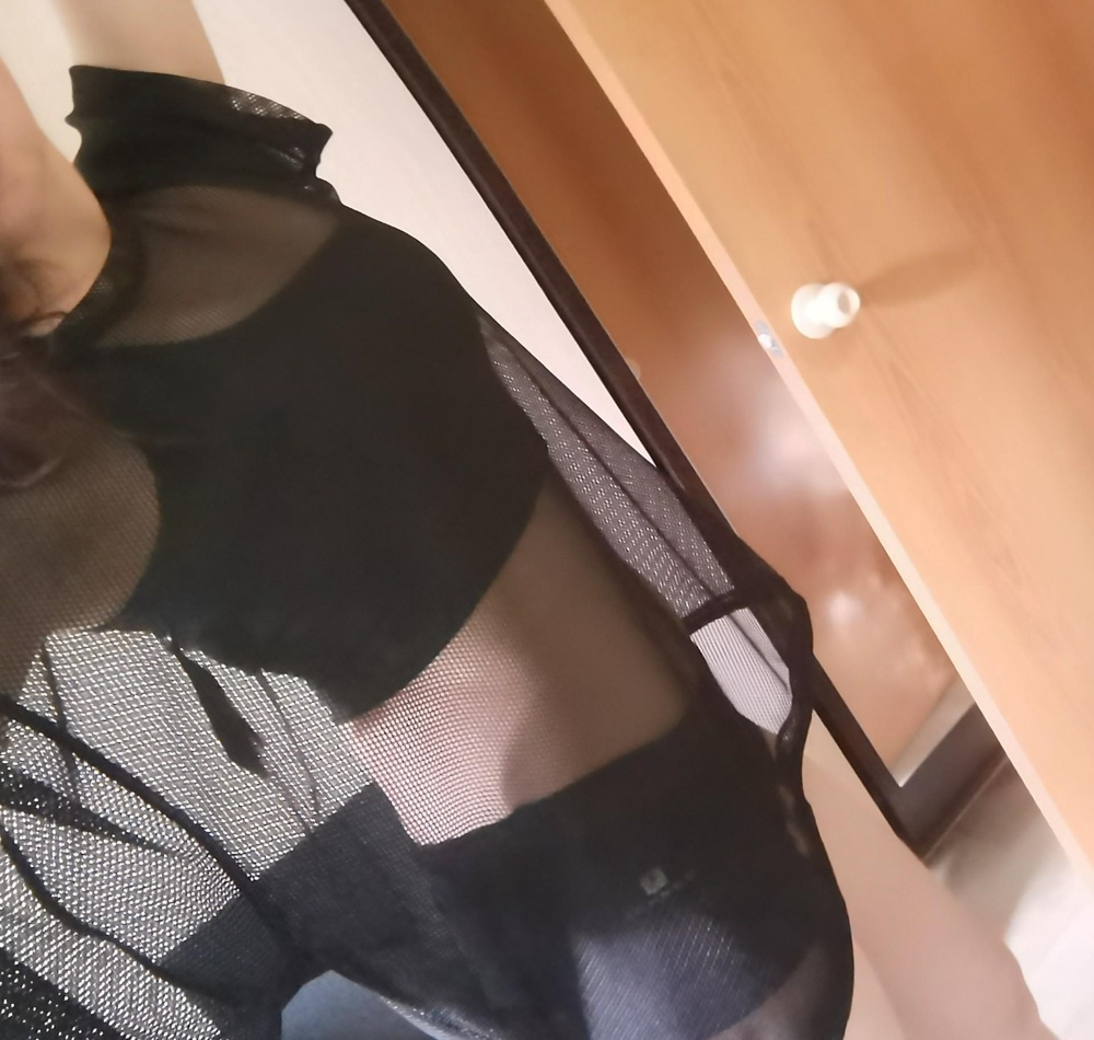 Взяла как базовый топ очень комфортно в нем. Ходила на работу ничего не преет прям не снимала бы)